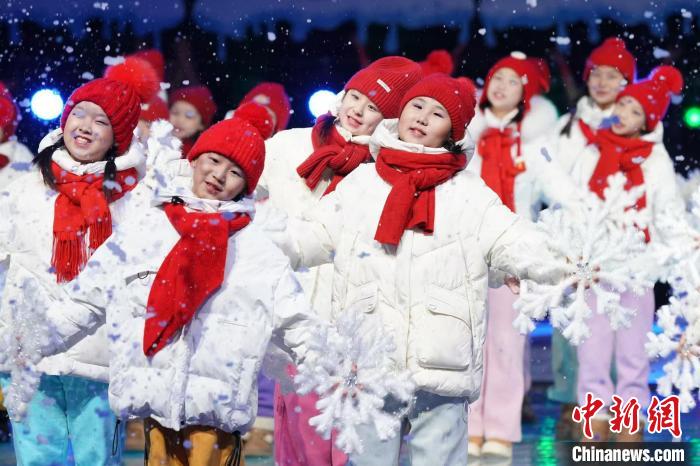 全国职工冰雪运动挑战赛在吉林市开赛，35支代表