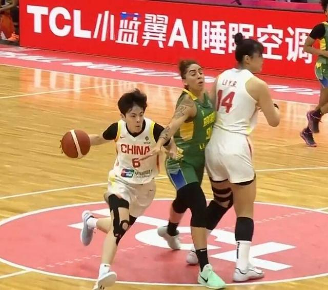 中国女篮力克巴西迎开门红 张茹失误成全场焦点