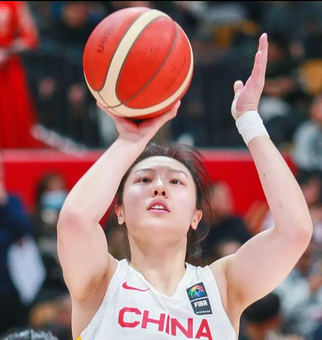 中国女篮力克巴西迎开门红 张茹失误成全场焦点