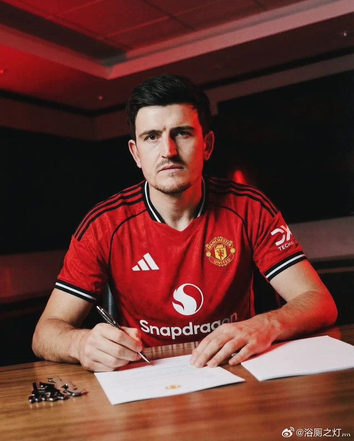 曼联确认马奎尔续约至2027年管理层回应更衣室稳